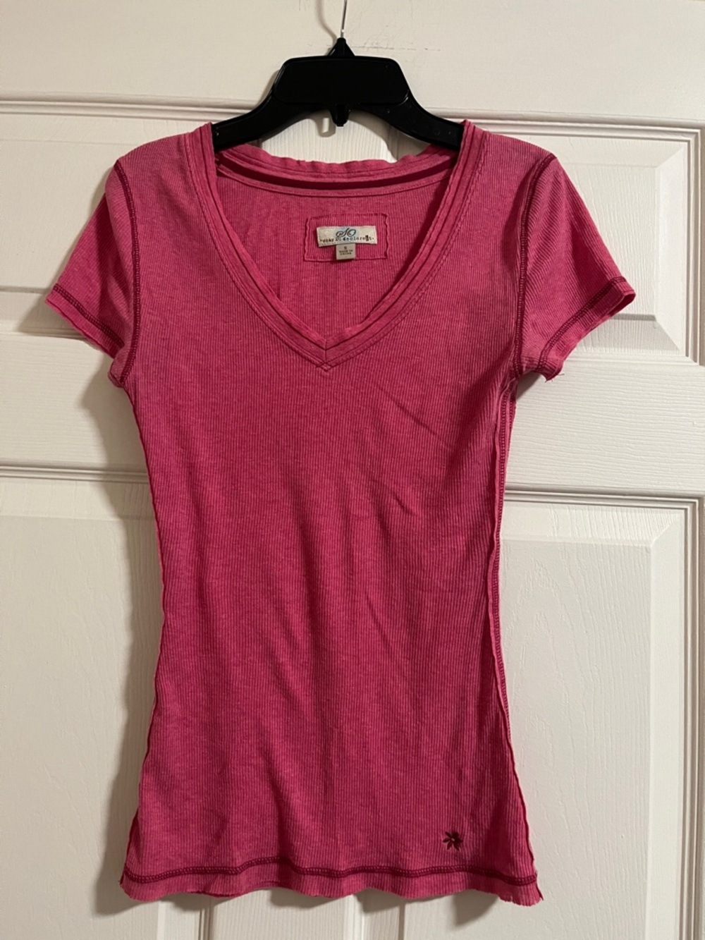 SO Hot Pink V‑Neck Ribbed Short Sleeve Tee